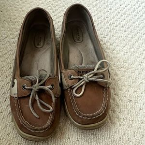 Brown Sperry’s size 8. Loved condition.